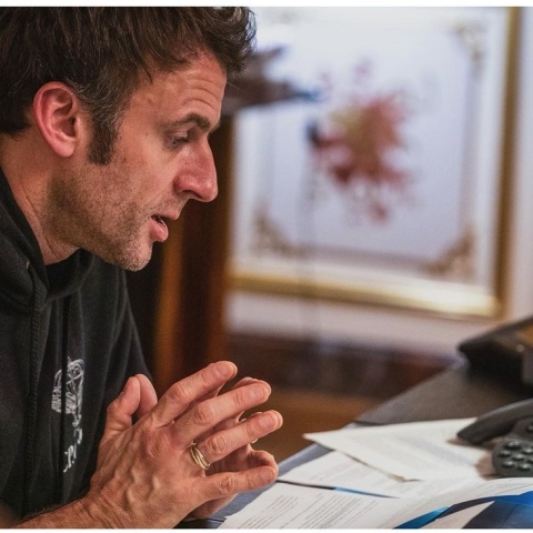 Ο Εμανουέλ Μακρόν αξύριστος και με φούτερ μιλά με ομολόγους του για τον πόλεμο στην Ουκρανία