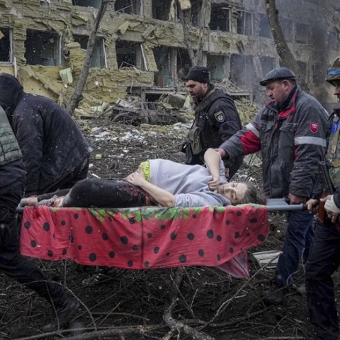 Tραυματισμένη έγκυος από μαιευτήριο που υπέστη ζημιές από βομβαρδισμούς στη Μαριούπολη της Ουκρανίας στις 9 Μαρτίου