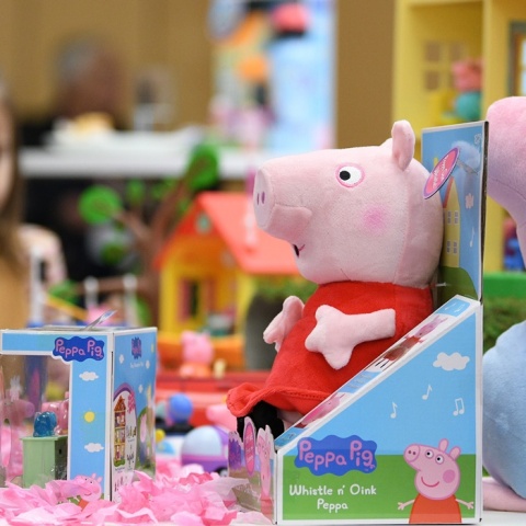 Κοριτσάκι παίζει με λούτρινα «Πέππα το γουρουνάκι»