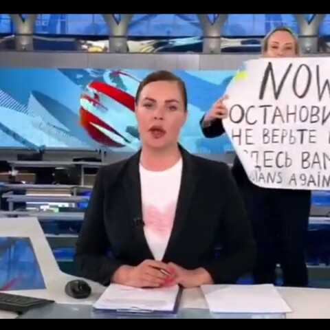 Διαδηλώτρια με πλακάτ κατά του πολέμου στην Ουκρανία πίσω από την παρουσιάστρια του δελτίου ειδήσεων της δημόσιας τηλεόρασης της Ρωσίας