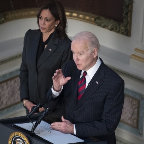 Ο πρόεδρος των ΗΠΑ, Τζο Μπάιντεν, μιλά έχοντας δίπλα του την αντιπρόεδρο, Καμάλα Χάρις