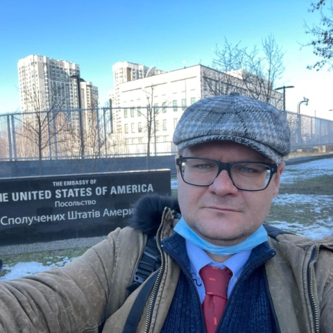 Ο Κώστας Ονισένκο έξω από την Αμερικανική Πρεσβεία στο Κίεβο, τρεις μέρες μετά την εκκένωσή της στις 12 Φεβρουαρίου, σε γύρισμα  για την ΕΡΤ