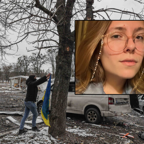 Άνδρας στο Κίεβο τοποθετεί την ουκρανική σημαία σε δέντρο μετά τον ρωσικό βομβαρδισμό | Ένθετη η Ολεξάντρα Κουβσίνοβα