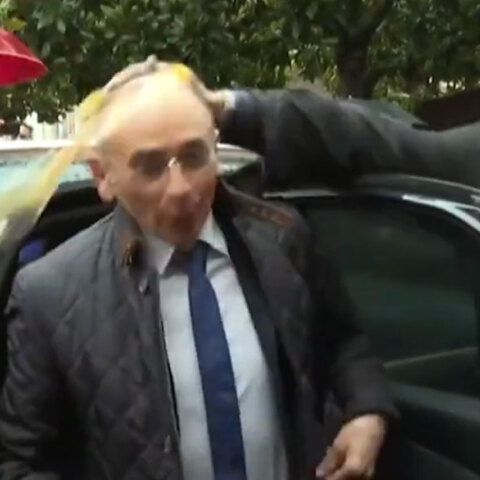 Ο Ερίκ Ζεμούρ δέχεται αυγό στο κεφάλι από συνταξιούχο στη Γαλλία