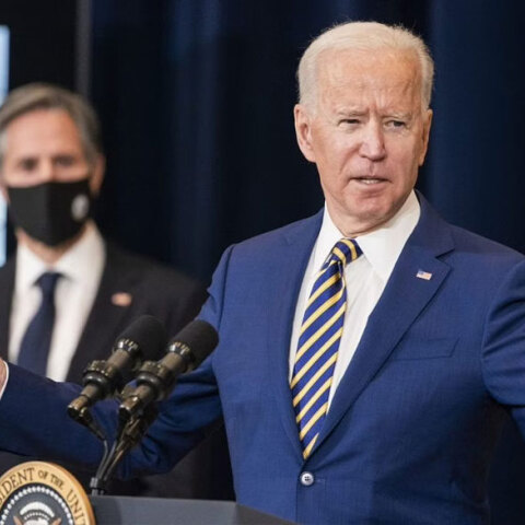 Ο Τζο Μπάιντεν και στο βάθος ο Άντονι Μπλίνκεν