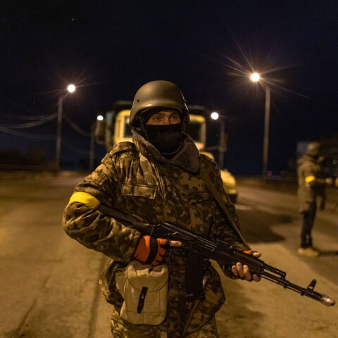 Ουκρανός στρατιώτης με το δάκτυλο στη σκανδάλη