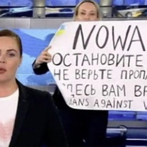 Δημόσια διαμαρτυρία της δημοσιογράφου Μαρίνας Οβσιανίκοβα