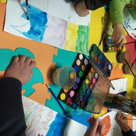 Προσφυγόπουλα από την Ουκρανία ζωγραφίζουν βόμβες, όπλα και φωτιές