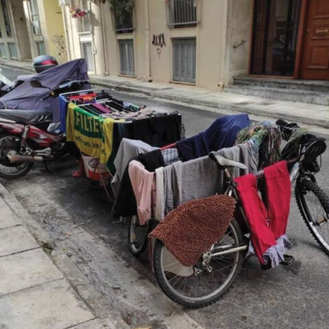 Μηχανάκια με απλωμένα ρούχα επάνω