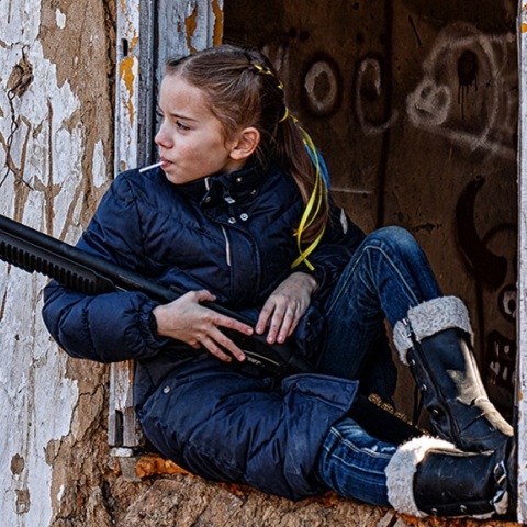 Ουκρανία: Το κορίτσι με το γλειφιτζούρι και το όπλο