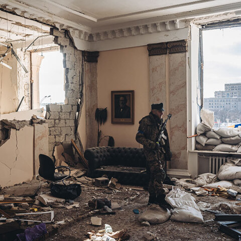 Ουκρανός στρατιώτης μέσα σε κατεστραμένο κυβερνητικο κτίριο στο Χάρκοβο, μετά από ρωσική επίθεση  