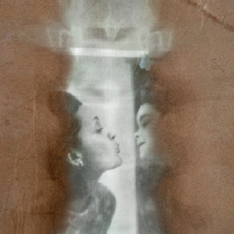 Από την έκθεση της Κατερίνας Καλούδη «Αδειάζοντας το σπίτι των γονιών μου» στο Μουσείο Μπενάκη. 