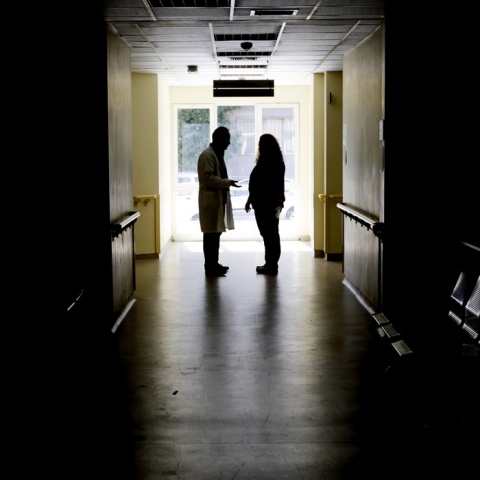 Σκοτεινή φωτογραφία από διάδρομο νοσοκομείου