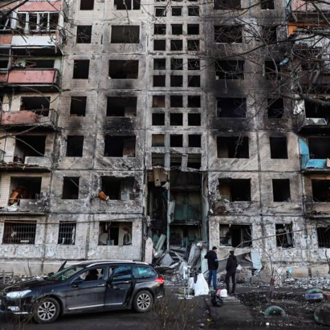 Καταστροφές σε πολυκατοικία στο Κίεβο από τον ρωσικό βομβαρδισμό