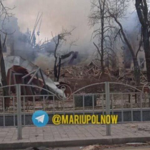 Εικόνα δείχνει το βομβαρδισμένο θέατρο στη Μαριούπολη