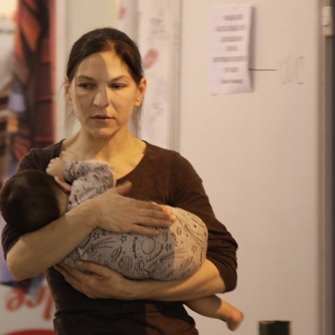 Πόλεμος στην Ουκρανία: Μωρό στην αγκαλιά γυναίκας στην Οδησσό