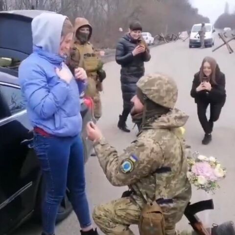Ουκρανός στρατιώτης κάνει πρόταση γάμου στην σύντροφό του