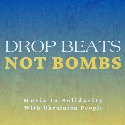 Η σημαία της Ουκρανίας με τη φράση "Drop Beats Not Bombs"