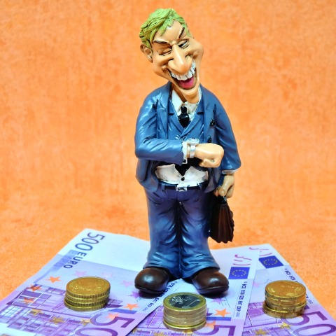 Ομοίωμα ανθρώπου πάνω σε χαρτονομίσματα και κέρματα ευρώ