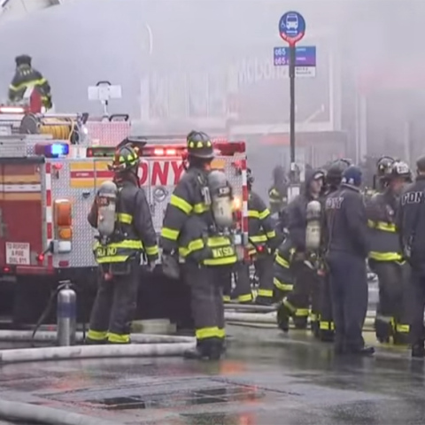 Φωτιά σε εμπορικό κέντρο της Νέας Υόρκης