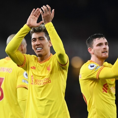 Οι παίκτες της Λίβερπουλ πανηγυρίζουν τη νίκη επί της Άρσεναλ