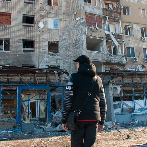 Πόλεμος στην Ουκρανία: Κατεστραμμένο κτίριο από βομβαρδισμούς