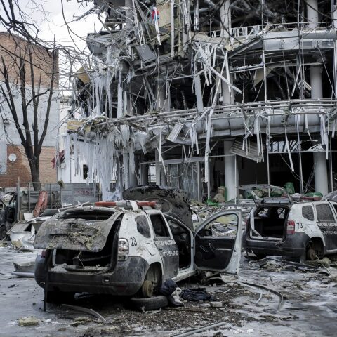 Αναφορές για βομβαρδισμό σε θέατρο – καταφύγιο αμάχων στη Μαριούπολη – Αρνείται η Ρωσία την επίθεση