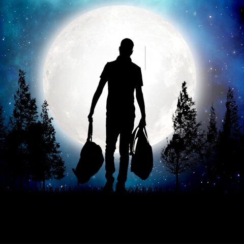 Άνθρωπος που περπατά με φόντο την πανσέληνο