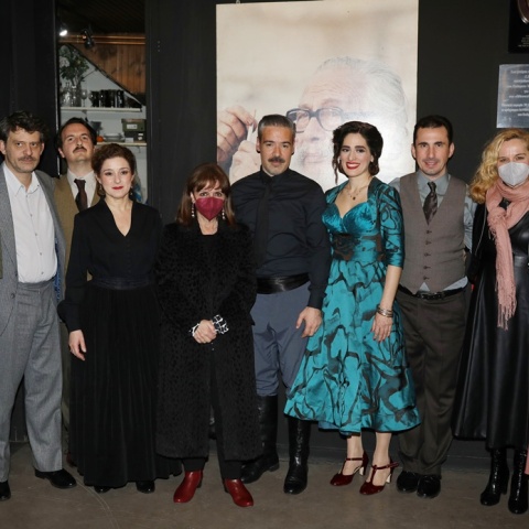 Η Πρόεδρος της Δημοκρατίας, Κατερίνα Σακελλαροπούλου, με τους συντελεστές της παράστασης «ΜΑΡΙΚΑ ΝΙΝΟΥ - Σαν άστρο»