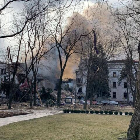 Το Δραματικό Θέατρο που βομβαρδίστηκε στη Μαριούπολη