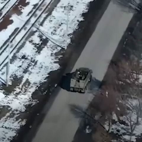 Η στιγμή που ρουκέτα χτυπά ρωσικό στρατιωτικό όχημα στην Ουκρανία