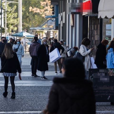 Πολίτες κάνουν βόλτα σε εμπορικό δρόμο στη Γλυφάδα