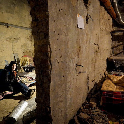 Σε υπόγεια καταφύγια για ένα ακόμη βράδυ οι κάτοικοι στο Κίεβο