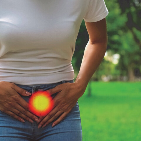 Κοπέλα που κρατάει την κοιλιά της