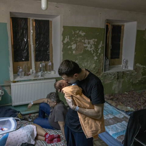 Στο Κίεβο πατέρας κρατά στην αγκαλιά το μωρό του σε υπόγειο καταφύγιο