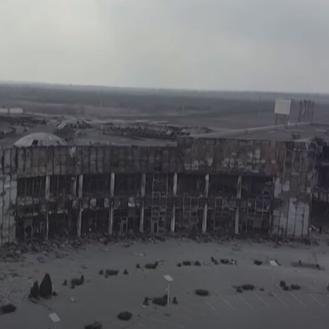 Το βομβαρδισμένο εμπορικό κέντρο στη Μαριούπολη