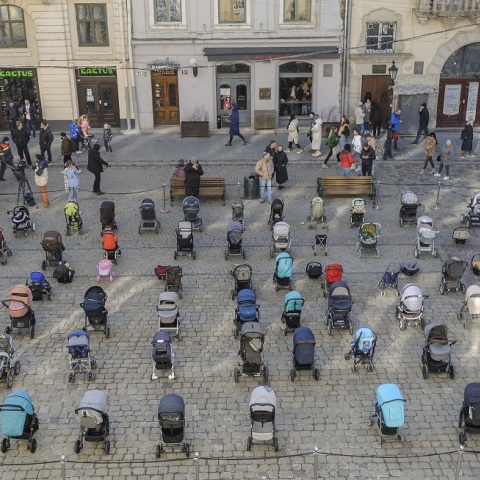Άδεια παιδικά καρότσια στην πλατεία της πόλης Λβιβ - σύμβολα των παιδιών που σκοτώθηκαν