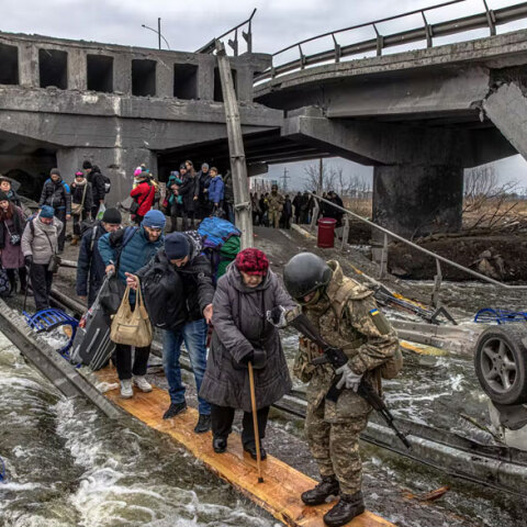 Ουκρανοί πρόσφυγες φεύγουν από την πόλη Ίρπιν στην Ουκρανία