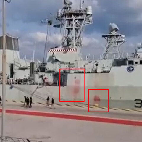 Με κόκκινη μπογιά έβαψαν φρεγάτα του ΝΑΤΟ στον Πειραιά μέλη του ΚΚΕ και της ΚΝΕ