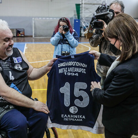 Η Κατερίνα Σακελλαροπούλου δέχεται αναμνηστικό δώρο μετά τον αγώνα μπάσκετ με αμαξίδιο που παρακολούθησε στη Θεσσαλονίκη