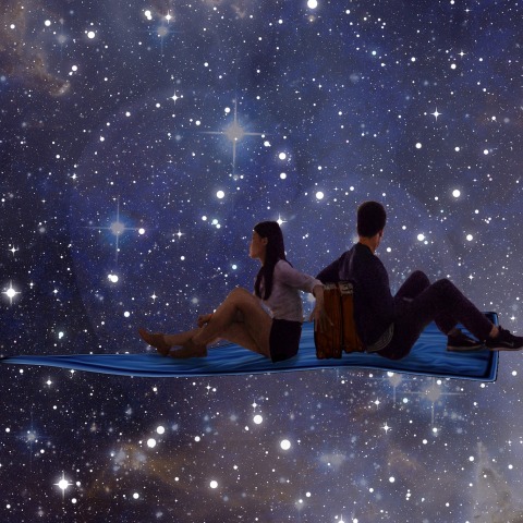 Εικονογράφηση που απεικονίζει ζευγάρι να κάθεται σε ιπτάμενο χαλί με φόντο άστρα