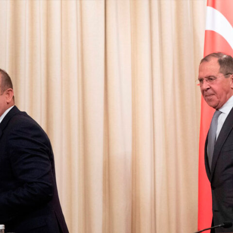 Ο Τούρκος ΥΠΕΞ Μεβλούτ Τσαβούσογλου με τον Ρώσο ομόλογό του, Σεργκέι Λαβρόφ