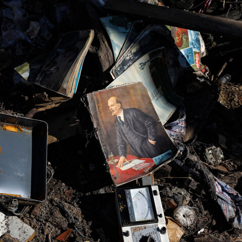 Βιβλίο με φωτογραφία του Λένιν στα χαλάσματα κτιρίου στο Κίεβο