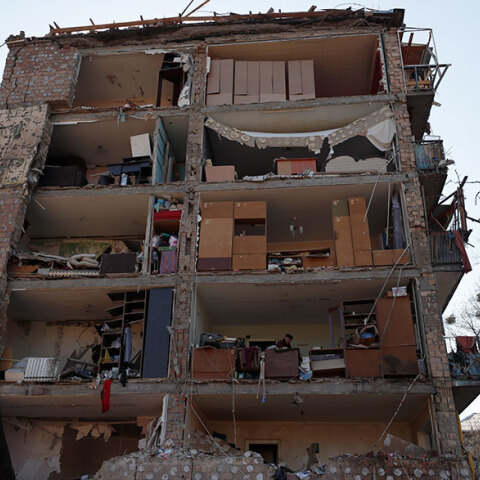 Κατεστραμμένη πολυκατοικία στο Κίεβο