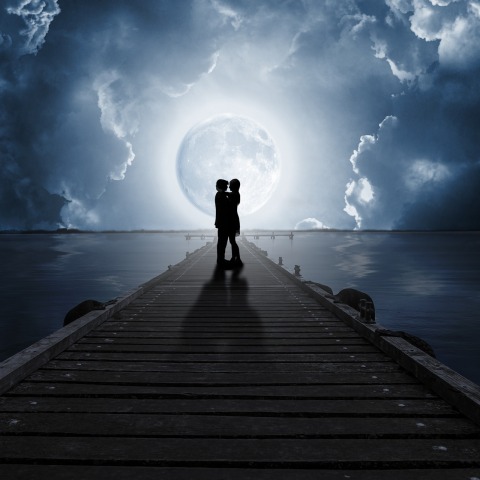 Ζευγάρι που αγκαλιάζεται