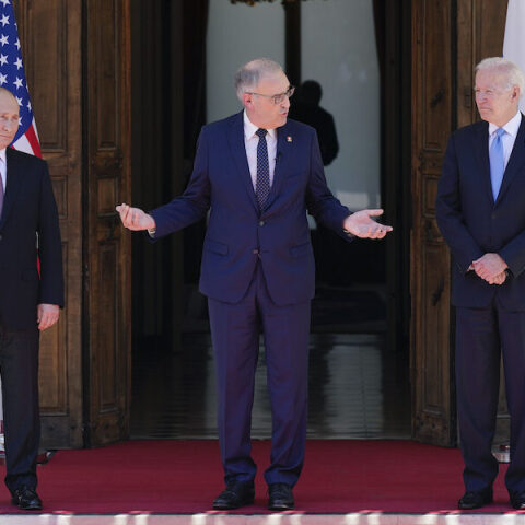 Βλαντίμιρ Πούτιν και Τζο Μπάιντεν © EPA/PETER KLAUNZER   