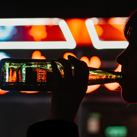 Γυναίκα πίνει μπύρα από το μπουκάλι