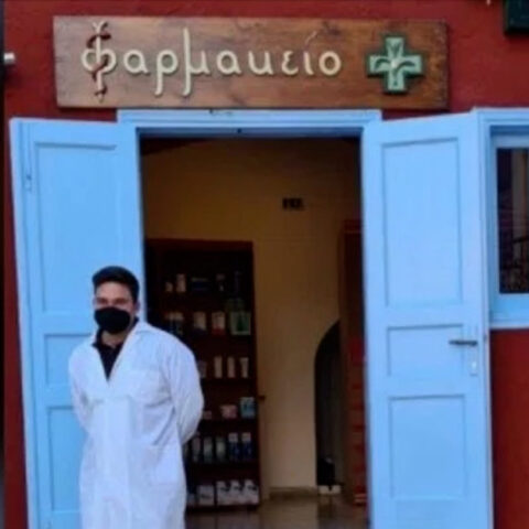 Χάλκη: Ο 26χρονος φαρμακοποιός, Παναγιώτης Πατέλης, ποζάρει μπροστά από το φαρμακείο