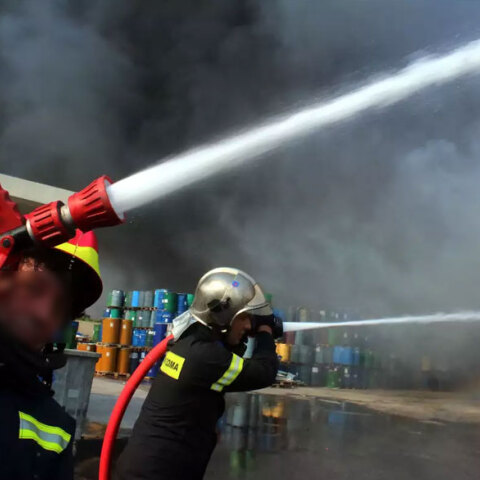 Πυροσβέστες σβήνουν φωτιά σε εργοστάσιο μετά από έκρηξη (ΦΩΤΟ ΑΡΧΕΙΟΥ)