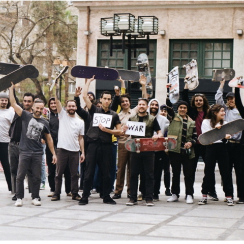 Μερικά από τα μέλη της αθηναϊκής skateboard κοινότητας.